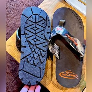 Men’s size 10 Realtree flip flops NWOT